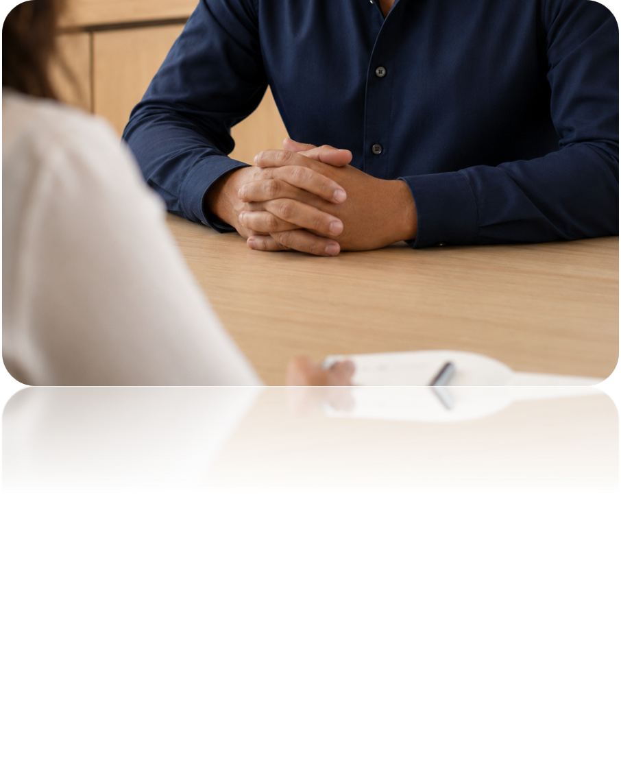 Manos sobre la mesa durante una conversación tranquila