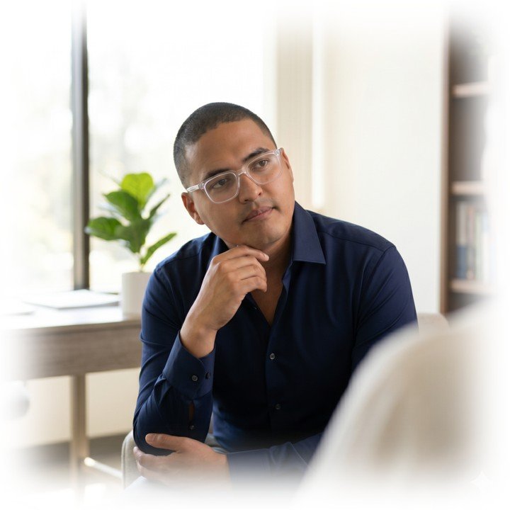 Orlando Peña, retrato en consulta, gesto sereno y atento